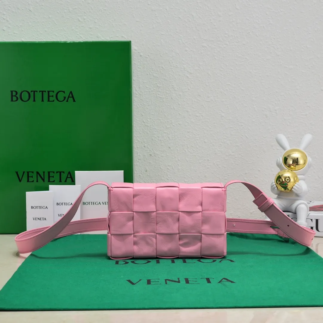 Batch 1460 Bv new Cassette small pillow bag, classic weaving technology, waxed leather design pillow bag, has developed into a family series and has become the trump card of the new Bottega bag🔥 A must-have artifact for fashionistas to match frequently selected fashion items and contemporary exquisite workman concave shapes💚Cute and cute, the medium size is launched in the latest color, beautiful and dreamy, super exciting💓 Size: 17.5*10.5*3cm, model: 7587#